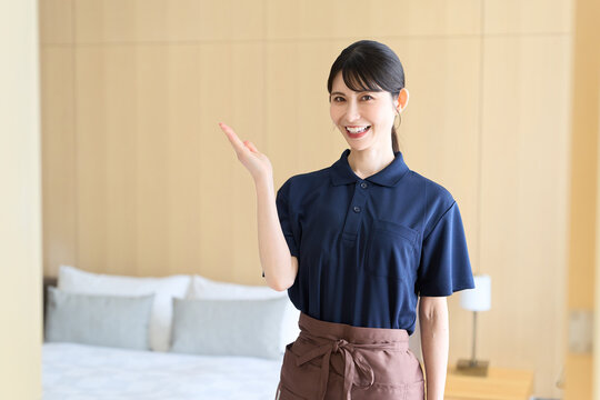 紹介をするホテルのアジア人女性清掃員