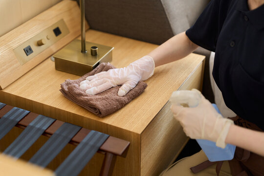 客室設備の清掃をするアジア人女性
