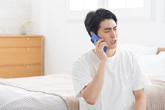 スマホで通話する男性
