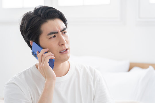 スマホで通話する男性