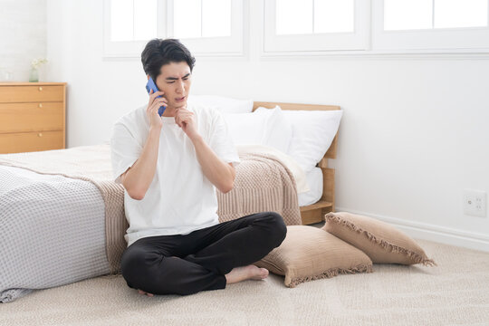 スマホで通話する男性