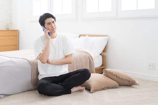 スマホで通話する男性