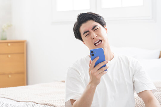 スマホを見る男性