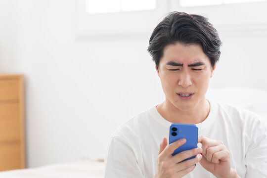 スマホを見る男性