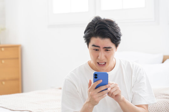 スマホを見る男性