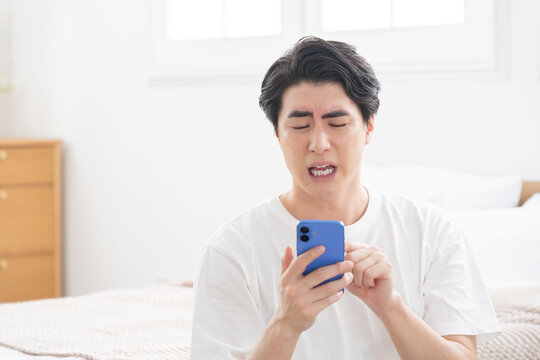 スマホを見る男性