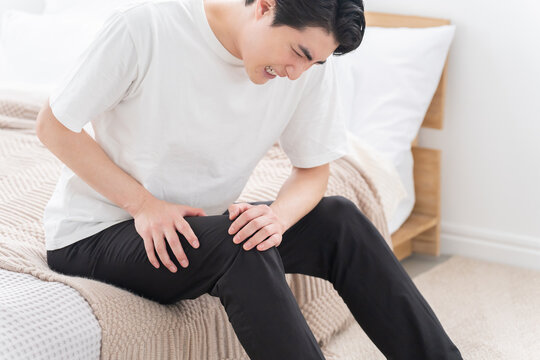 膝が痛い男性