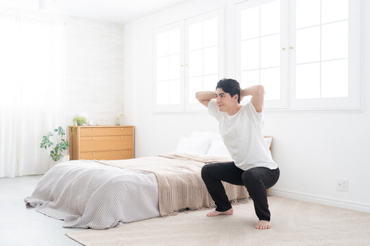 スクワットする男性