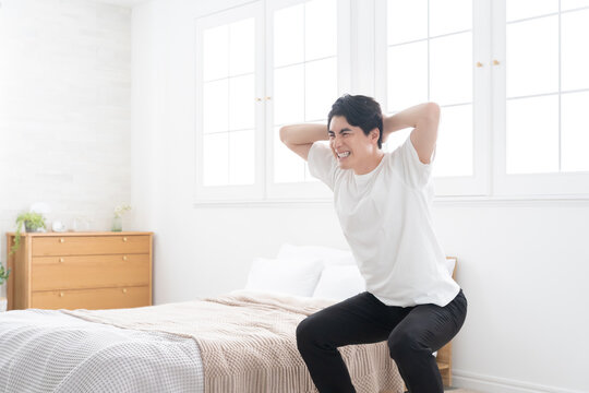 スクワットする男性