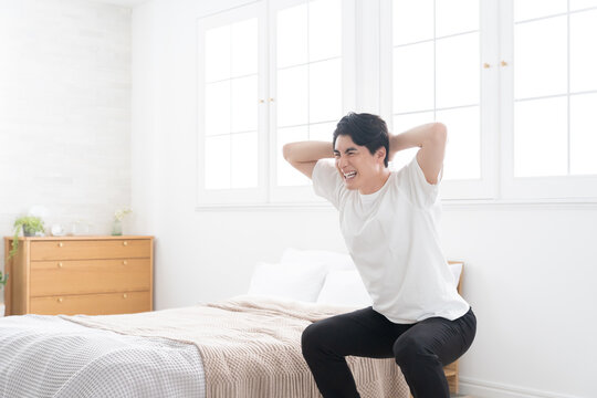 スクワットする男性