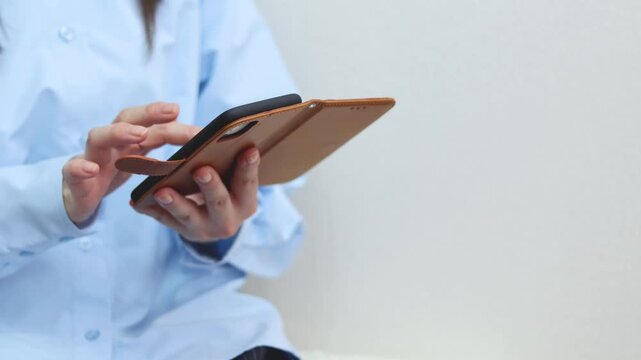 スマートフォンを操作する女性の手元の様子