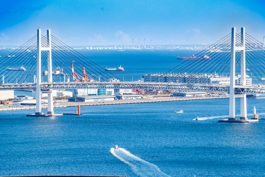 青い海に架かる横浜ベイブリッジと行き交う船舶の美景