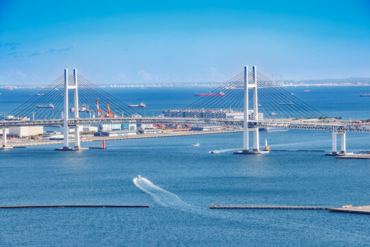 青い海に架かる横浜ベイブリッジと行き交う船舶の美景
