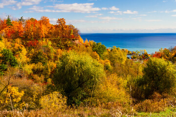 Obraz premium Autumn landscape. A bird’s-eye view of the Scarborough Bluffs shoreline and Lake Ontario. Scarborough, Ontario, Canada