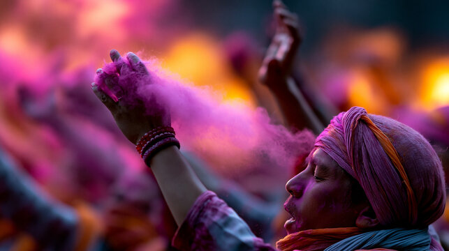 Frau mit pinkem Farbpulver hebt H&auml;nde beim Holi Fest in Indien freudig