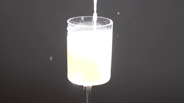막걸리 토란막걸리 전통주 한국전통주 탁주 발효주 술 병 술병 유리잔 잔 안주 토란 칩 토란칩 나무쟁반 쟁반 테이블 식음료 음료 술상 전통음식 한국음식 한식 상차림 주류 수제주 특산주 특산품 지역특산물