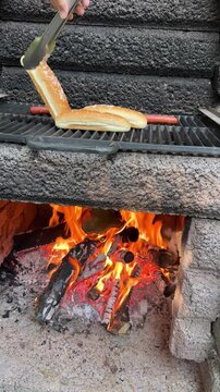 Cuisson de hot-dogs sur un feu de camp pendant les vacances. Saucisses et pains &agrave; hot-dog &agrave; faire cuire.	
