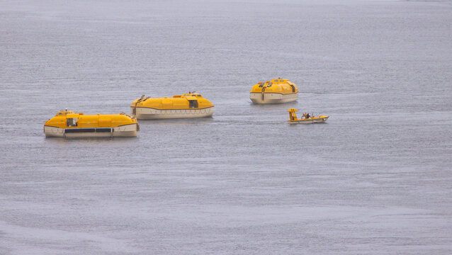 Exercice de mise &agrave; l'eau de bateaux de secours de croisi&egrave;re, jour, horizontal
