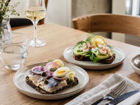 Varias tostadas con ingredientes frescos en una mesa de madera en un restaurante