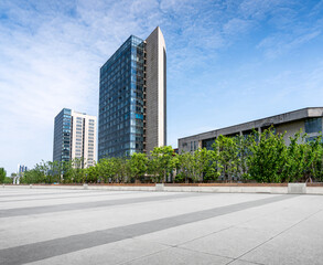 Obraz premium Stunning Urban Landscape Featuring Contemporary Architecture and Lush Green Spaces