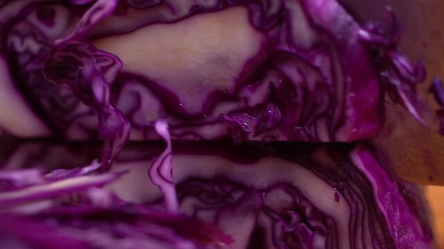 Red cabbage cabbage slicing knife hand wooden chopping board kitchen cooking vegetable food ingredient 적양배추 양배추 적채 칼 칼질 손 도마 주방 요리 채소 야채 식재료 음식 한식 썰기 다지기