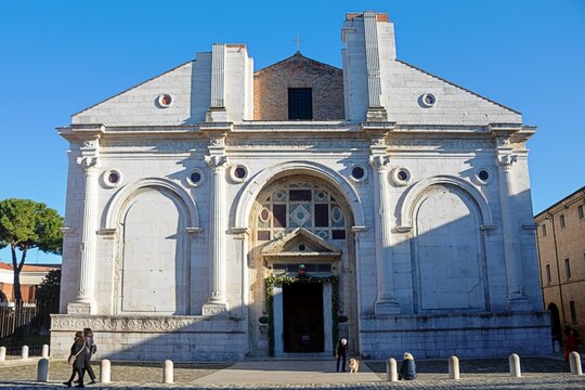 rimini, italien - basilica cattedrale tempio malatestiano 