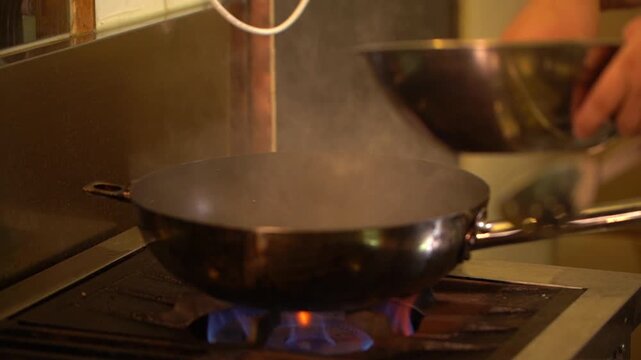  Stir fried red cabbage pan frying hot heat flame cooking kitchen food ingredient k food 적양배추 양배추 볶음 직화 주방 요리 식재료 음식 한식 조리 가열 후라이팬 팬볶음 채소 야채