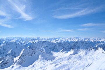Obraz premium Breathtaking panoramic view of majestic snow-covered mountain peaks under a blue sky.