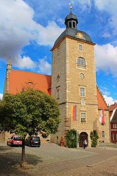 querfurt, deutschland - rathaus mit deutschlandflagge