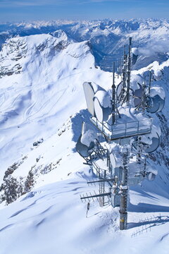 Verschneite Sendeantenne auf dem Zugspitzplatt im Winter