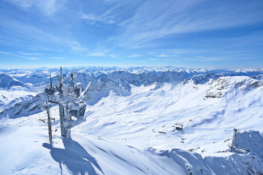 Verschneite Sendeantenne auf dem Zugspitzplatt im Winter
