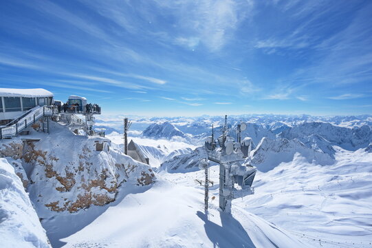 Verschneite Sendeantenne auf dem Zugspitzplatt im Winter