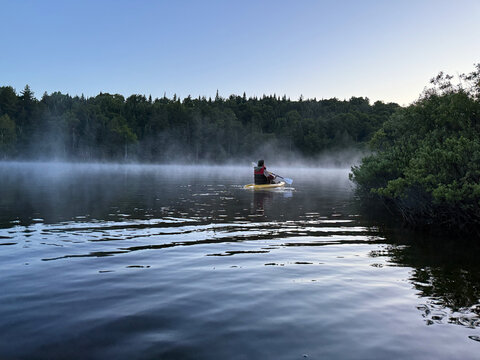 balade en kayak sur le lac dans la for&ecirc;t canadienne. Brume sur le lac au lever du soleil le matin dans la for&ecirc;t. Qu&eacute;bec, Canada.	
