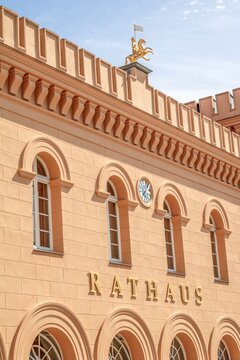 schwerin, deutschland - rathaus mit reiterfigur von heinrich dem l&ouml;wen
