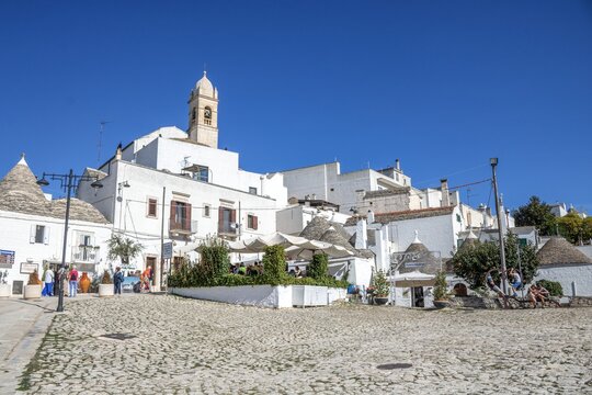 alberobello, italien - 1stadtbild mit kirche santa lucia