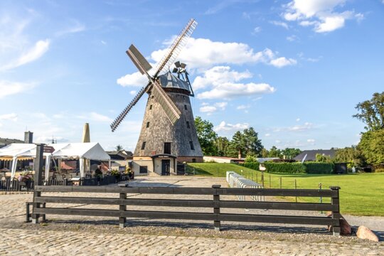 straupitz, deutschland - holl&auml;nderwindm&uuml;hle 