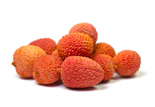 Fr&uuml;chte vom  Litschibaum, Litchi chinensis, vor wei&szlig;em Hintergrund