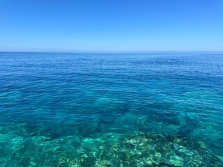 Fototapeta premium Turquoise blue sea and sunny clear sky.