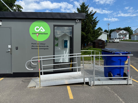 Consignation au Qu&eacute;bec. Point de retour des contenants de boisson consign&eacute;s. Une machine &agrave; recycler les canettes en aluminium.