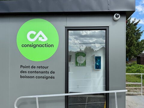 Consignation au Qu&eacute;bec. Point de retour des contenants de boisson consign&eacute;s. Une machine &agrave; recycler les canettes en aluminium.