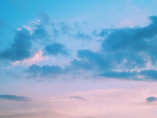 Obraz premium Subtle pink clouds contrast beautifully with rich blue tones