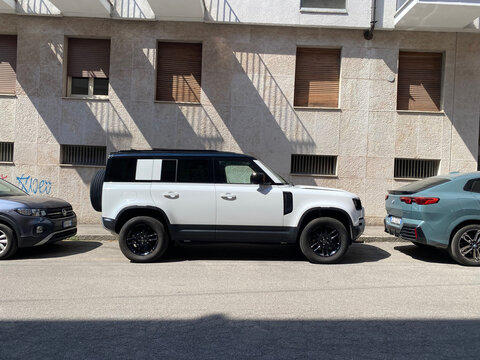 Land Rover Defender parked on Via Sicardo Vescovo in Cremona, highlighting modern automotive design and city transportation
