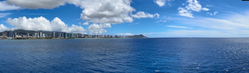 22 October 2024, USA, Hawaii, Oahu, Honolulu, Waikiki, Pacific Ocean, Diamond Head - port entrance by cruise ship overlooking skyline shoreline and sightseeing spot Mākālei Beach Park © jsp