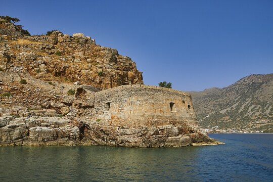 Round, stony old fortress on the seashore, embedded in a hilly landscape, Venetian sea fortress, Leper Island, Spinalonga, Elounda Bay, Mirabello Bay, East Crete, Crete, Greek Islands, Greece