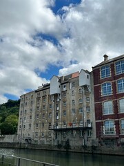 Obraz premium Buildings alongside the river