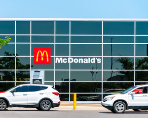 Obraz premium York, ON, Canada - Jun, 28, 2026: Close-up view of McDonald's restaurant exterior located at 2525 St Claire Ave W, York, ON M6N 4Z5.