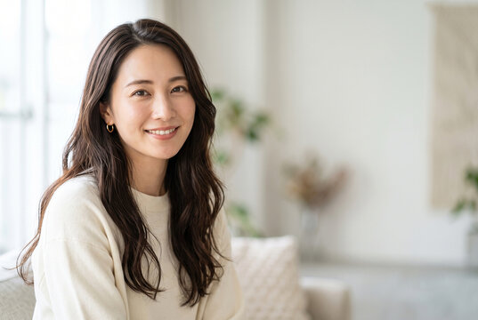 自宅でリラックスして笑う日本人女性 Generative AI