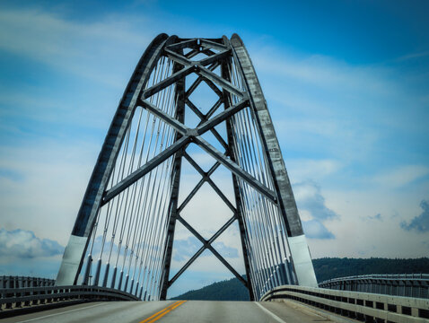 Lake Champlain Bridge, a 2,200‑foot span crossing Lake Champlain between Crown Point, New York and Chimney Point, Vermont, United States of America