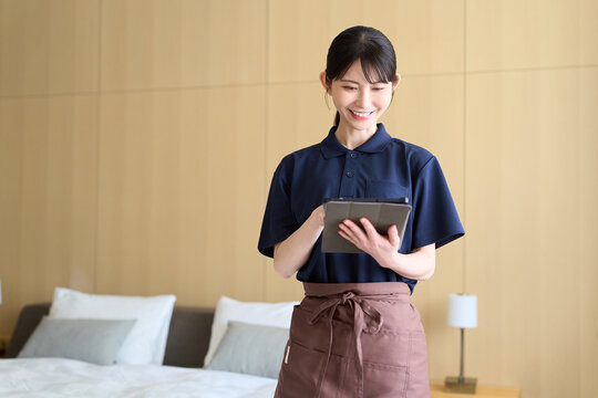 タブレットで仕事を管理する清掃業の女性