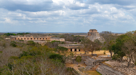 Fototapeta premium Cityscape of Mayan archaeological site of Uxmal with the Magician Pyramid and Quarter of the Nuns, Yucatan, Mexico.